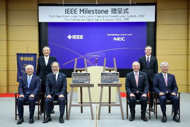 (From left) Hideyuki Tokuda, Chair of the IEEE Tokyo Section; Isao Shirakawa, Chair of the IEEE Japan Council History Committee; Toshio Fukuda, IEEE Past President; Nobuhiro Endoh, Chairman of the Board, NEC; Motoo Nishihara, Director, NEC; Takashi Niino, President, NEC